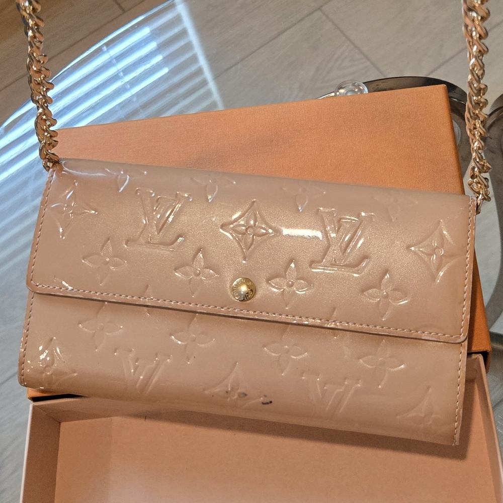 LouisVuitton Sarah patent leather wallet With COA& complimentary Crossbody Chain - Picture 9 of 17